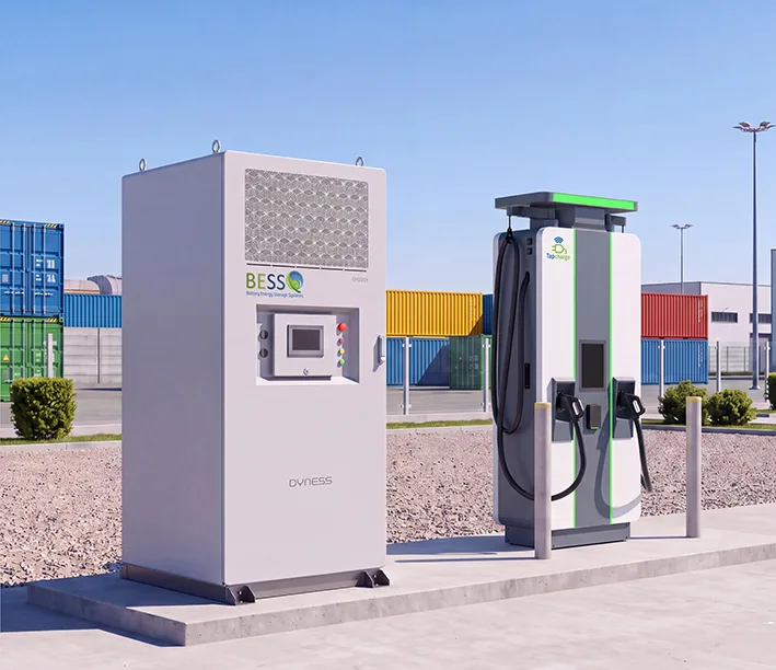 Een Dyness-batterijkast met BessQ-logo naast een TapCharge DC-snellader op een bedrijfsterrein