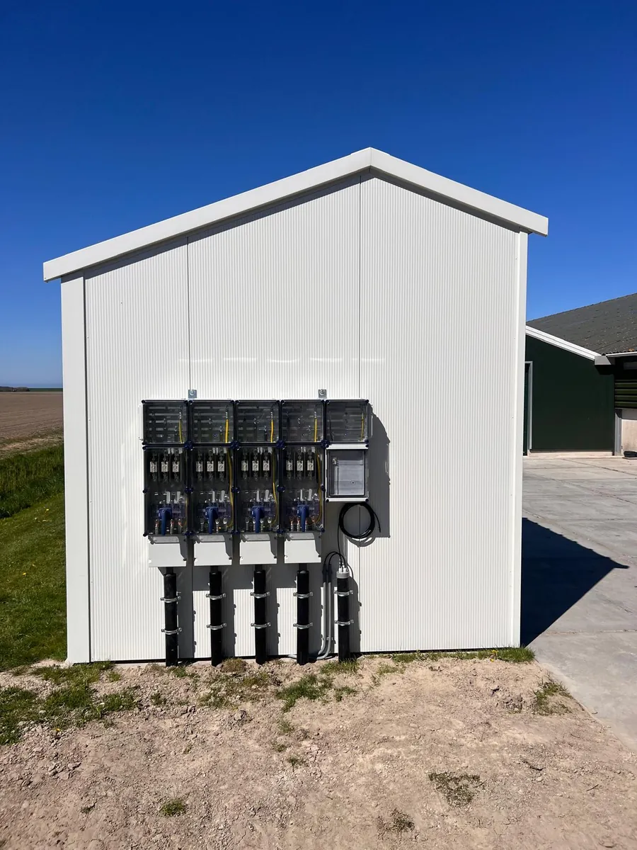 Meet- en schakelkasten aan de buitenzijde van een technisch gebouw