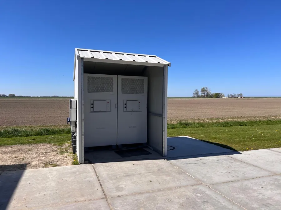 Technische ruimte met batterijopstelling op een betonplaat
