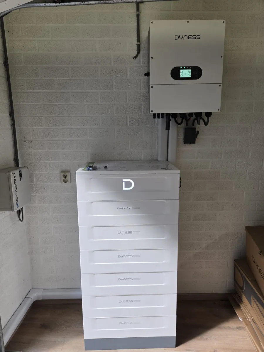 Dyness Stack100 Pro thuisbatterij met hybride omvormer aan de muur